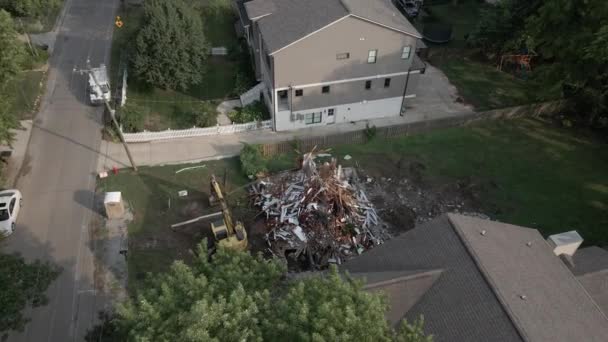 Bovengrondse Luchtopname Van Een Gesloopt Huis Vernietigd Opgestapeld Voor Opruiming — Stockvideo