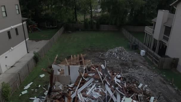 Bovengrondse Luchtopname Van Een Gesloopt Huis Vernietigd Opgestapeld Voor Opruiming — Stockvideo