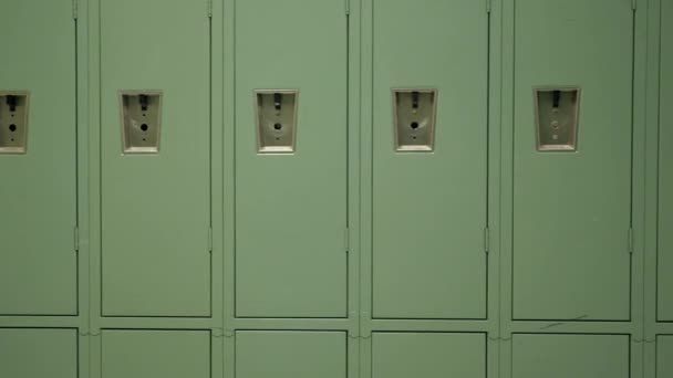 学校走廊的绿色储物柜 — 图库视频影像
