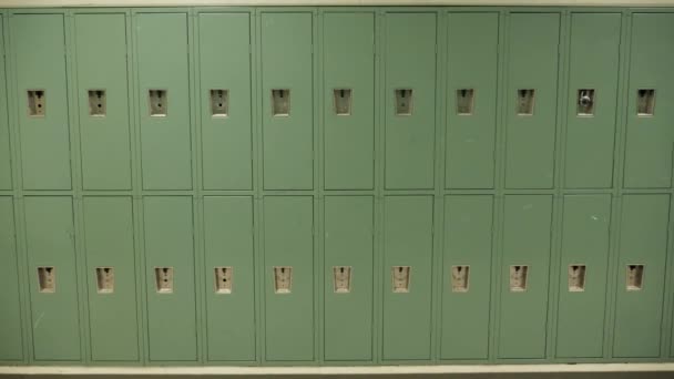 学校走廊的绿色储物柜 — 图库视频影像