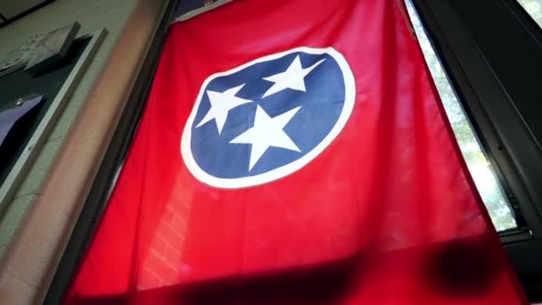 Флаг Штата Теннесси Висит Окне Класса — стоковое видео