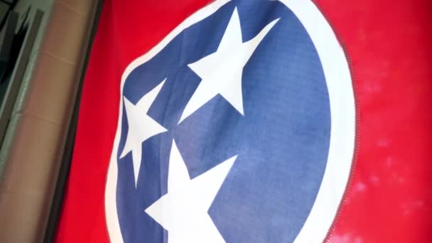 Флаг Штата Теннесси Висит Окне Класса — стоковое видео