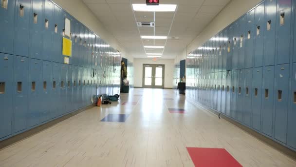 学校走廊的蓝色储物柜 — 图库视频影像