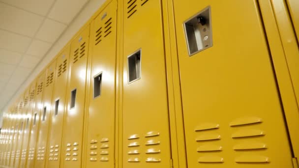 学校走廊里的黄色储物柜 — 图库视频影像