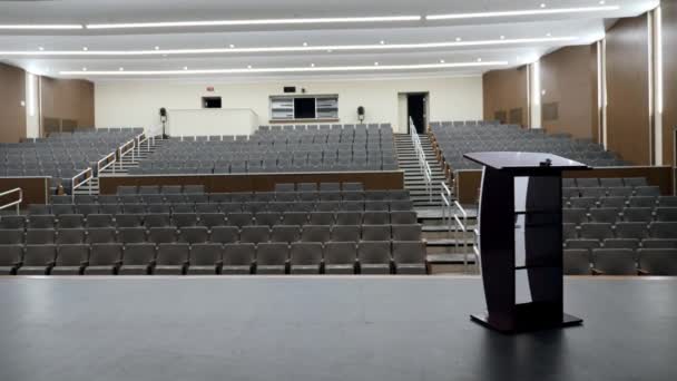 有体育场座位和讲台的表演艺术礼堂舞台 — 图库视频影像