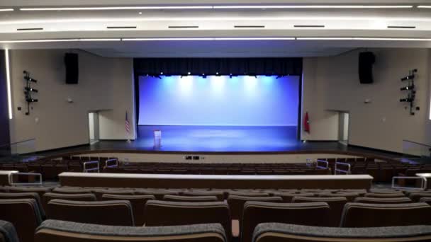 Melakukan Seni Auditorium Panggung Dengan Tempat Duduk Stadion Dan Podium — Stok Video