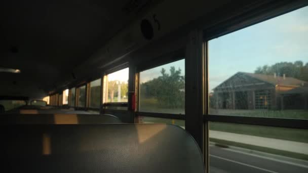 Een Schoolbus Tijdens Het Rijden Met Lege Stoelen Klaar Voor — Stockvideo