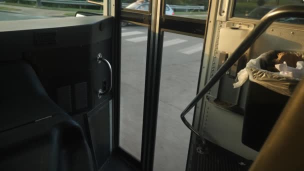 Puerta Del Autobús Escolar Con Escalones Mientras Conduce Una Ruta — Vídeo de stock