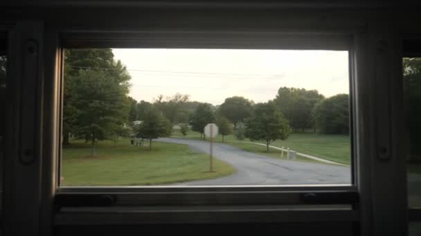 开车时从校车窗口往外看 — 图库视频影像