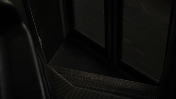 路線を運転しながら階段のあるスクールバスのドア — ストック動画