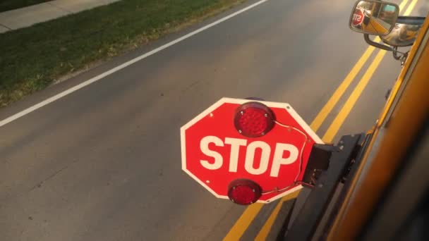 Pare Assinar Ônibus Escolar Fechando Depois Pegar Crianças — Vídeo de Stock