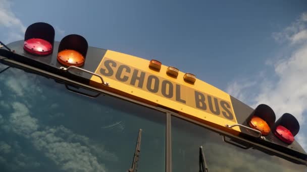 Voorzijde Van Een Gele School Bus — Stockvideo