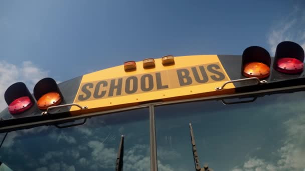 Frente Ônibus Escolar Amarelo — Vídeo de Stock
