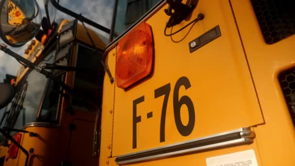 Buslinie Nummer Auf Einem Schulbus — Stockvideo