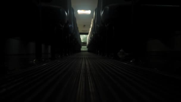 Dentro Ônibus Escolar Enquanto Dirige Com Assentos Vazios Prontos Para — Vídeo de Stock