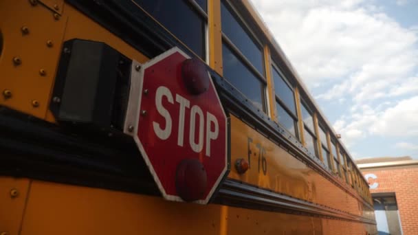 黄色のスクールバスで標識を停止します — ストック動画