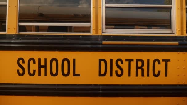 Palavras Distrito Escolar Lado Autocarro Escolar Amarelo — Vídeo de Stock