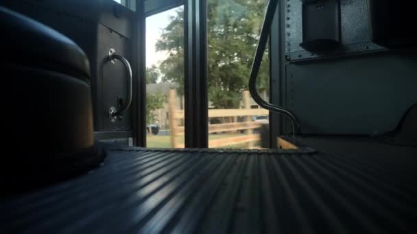 Während Der Fahrt Einem Schulbus Mit Leeren Sitzen Für Schüler — Stockvideo