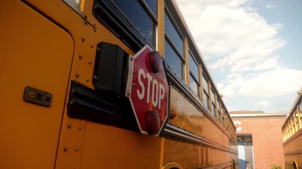 Pare Assinar Ônibus Escolar Amarelo — Vídeo de Stock