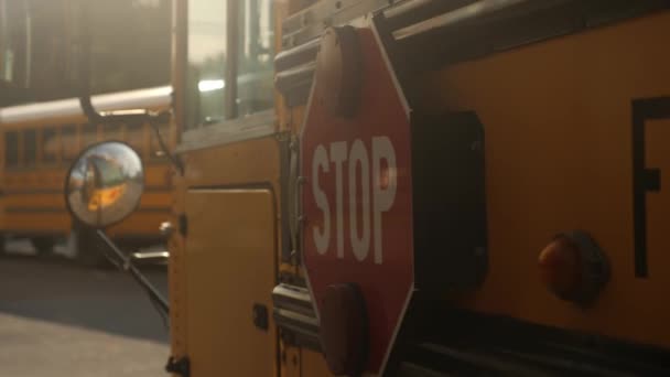 Pare Assinar Ônibus Escolar Amarelo — Vídeo de Stock
