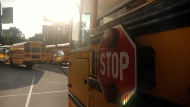 Zastavit Nápis Žlutém Školním Autobuse — Stock video