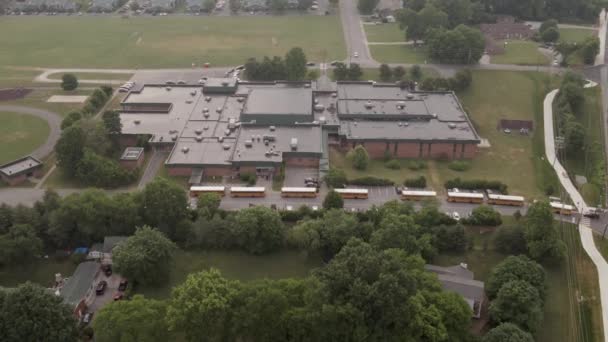 Overhead Drone Tiro Uma Escola Durante Drop Manhã Com Ônibus — Vídeo de Stock
