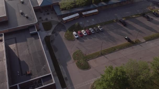 上午乘校车下车时无人驾驶飞机向一所学校射击 — 图库视频影像