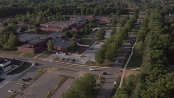 Drone Aereo Una Scuola Durante Mattina Drop Con Scuolabus — Video Stock