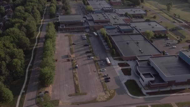 Tir Drone Aérien Une École Lors Débarquement Matinal Avec Des — Video