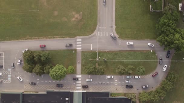 上午与汽车线路交接处时在学校上空无人驾驶飞机拍摄的照片 — 图库视频影像