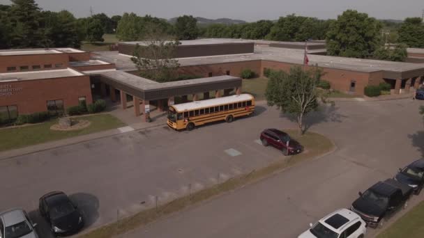 Снимок Школы Беспилотника Время Утреннего Высадки Школьных Автобусах — стоковое видео