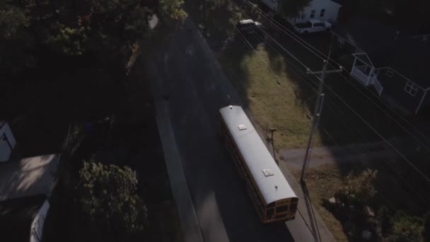 驾驶早上路线的黄色校车头顶无人驾驶射击 — 图库视频影像