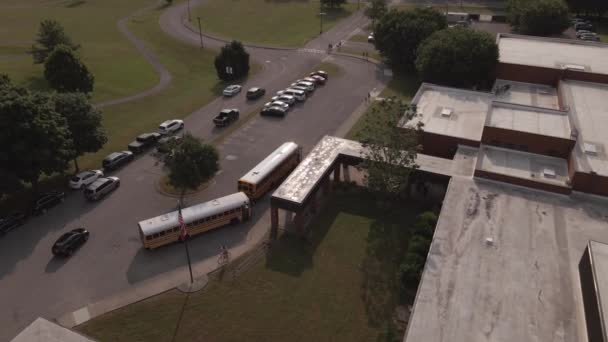 Снимок Школы Беспилотника Время Утреннего Высадки Школьных Автобусах — стоковое видео