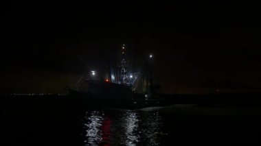 Karides teknesi balık tutmak için geceleri denize açılır..