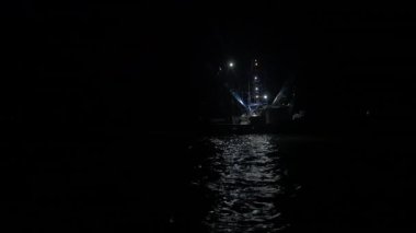 Karides teknesi balık tutmak için geceleri denize açılır ve ağlarını bırakır..