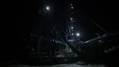 Gece balık tutmak için denize yelken açan karides teknesini çek..