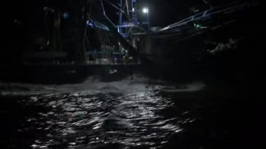 Gece balık tutmak için denize yelken açan karides teknesini çek..