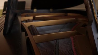 Sabah güneşinde eski piyano