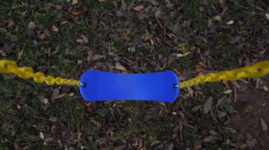 Sarı zincirden sarkan mavi salıncak