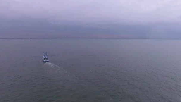 Човен Креветок Плаває Відкритій Воді Атлантичного Океану Тягнучи Сіті Чайки — стокове відео