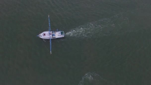 Aerial Flyover Shrimp Boat Trawling Open Water Atlantic Ocean Dragging Video de stock
