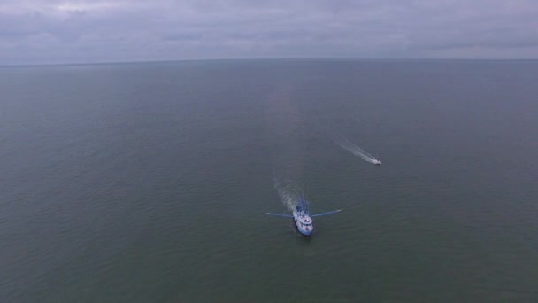 Vzdušný Let Lodi Lovící Garnáty Vlečené Otevřeném Moři Atlantském Oceánu — Stock video