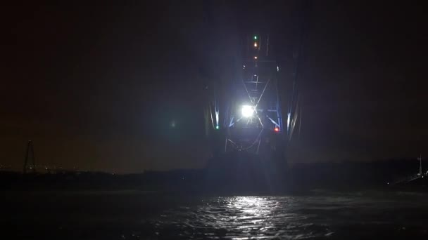 Креветки Траулер Пливе Моря Вночі Щоб Рибалити — стокове відео