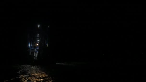 Креветки Траулер Пливе Моря Вночі Щоб Рибалити — стокове відео