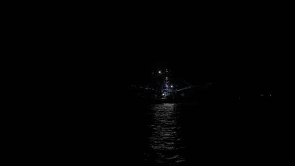 Креветковий Траулер Пливе Моря Вночі Щоб Рибалити Сітками Вниз — стокове відео