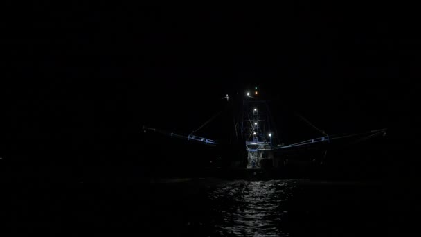 Rákhálós Vonóhálós Halászhajó Éjjel Kihajózik Tengerre Hogy Leeresztett Hálóval Halásszon — Stock videók