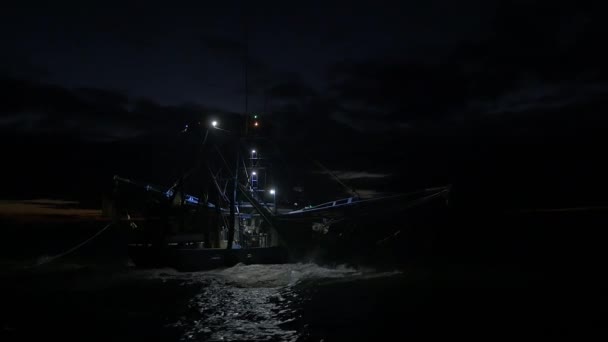 Спрощена Риболовля Траулером Першому Світлі Світанку Сітками Воді — стокове відео