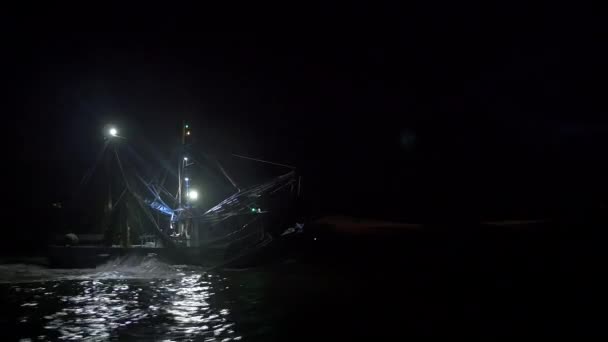 Спрощена Риболовля Траулером Вночі Сітками Воді — стокове відео