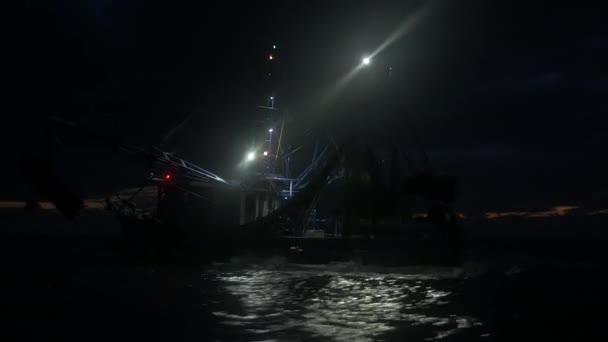 Спрощена Риболовля Траулером Першому Світлі Світанку Сітками Воді — стокове відео