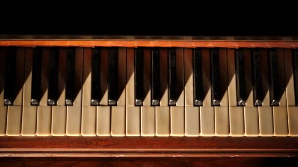 Παλιά Πλήκτρα Πιάνου Στο Πρωινό Φως Του Ήλιου — Αρχείο Βίντεο